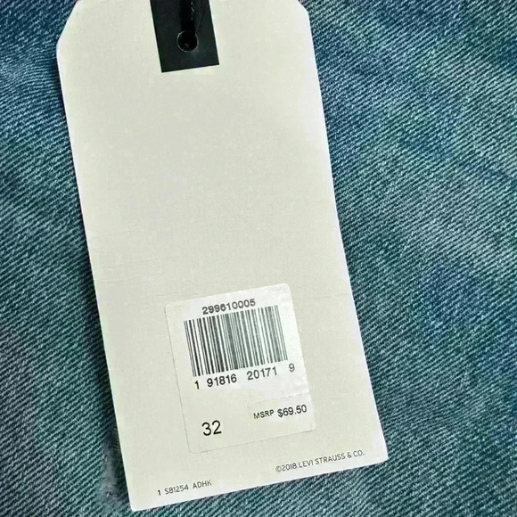 NWT Levi's Premium 501 Mid Rise Denim Shorts Distressed Light Wash Size 32 - Picture 4 of 7